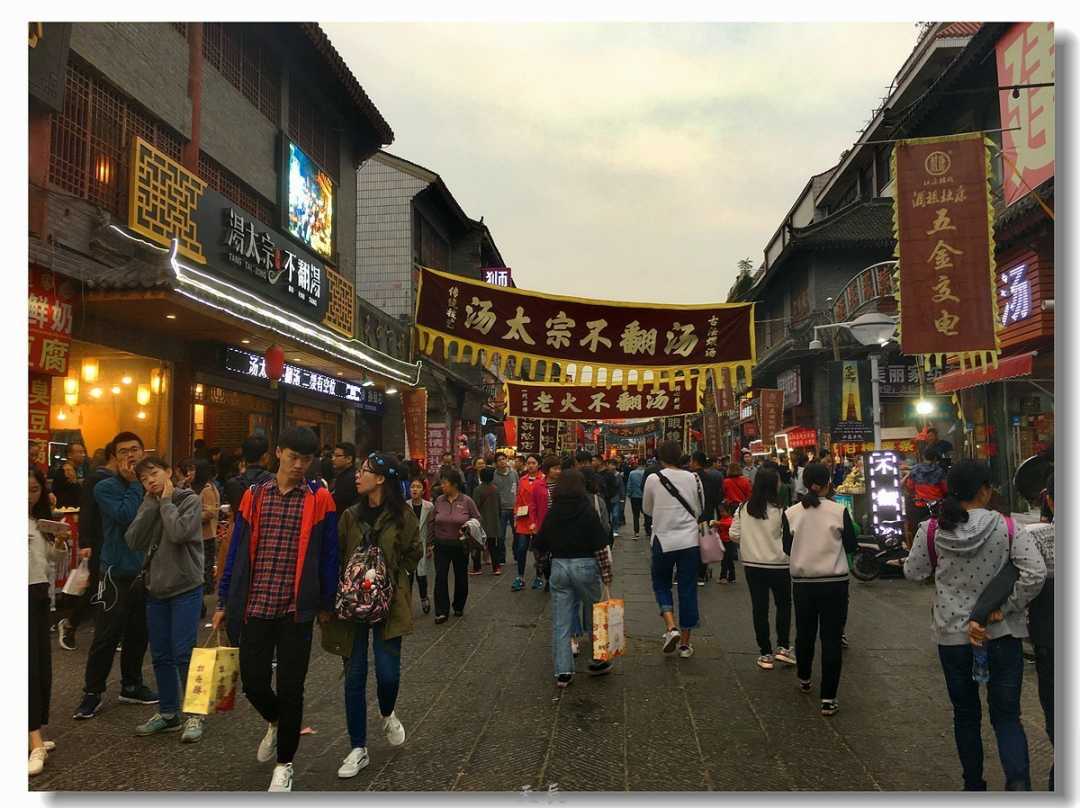 20年五月,《》官方微博评选出美食街,洛阳老城十字